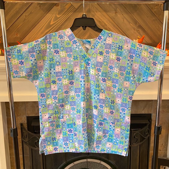 Scrub H.Q. Ladies Sz Small Top Multicolor Circular Flowers - Picture 1 of 7